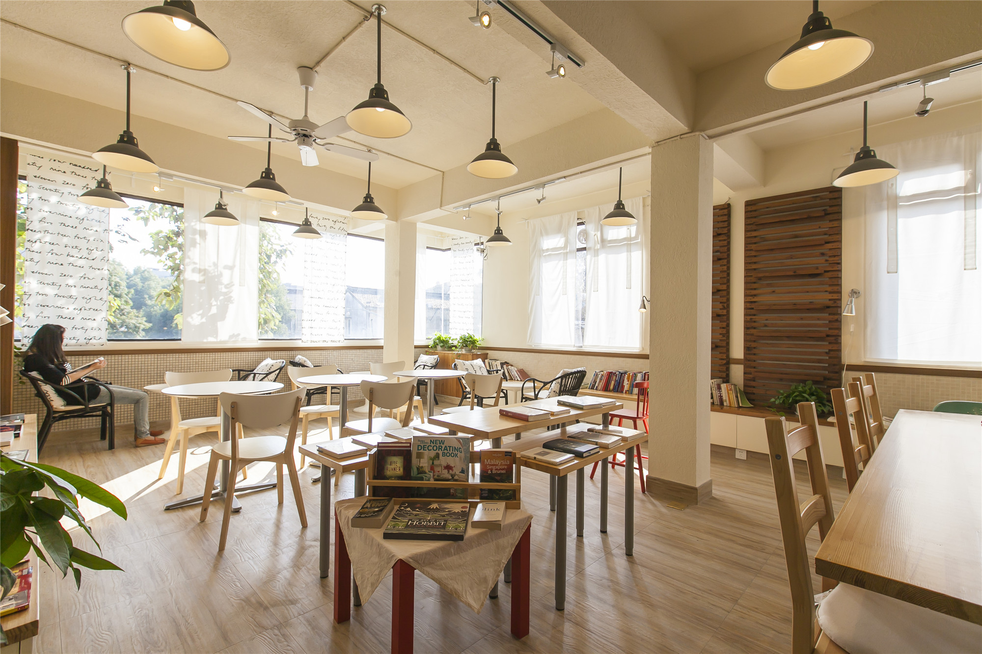 小型簡(jiǎn)約書店裝修設(shè)計(jì)-第3張圖片-上海古都建筑設(shè)計(jì)集團(tuán) 小型簡(jiǎn)約書店裝修設(shè)計(jì)-第3張圖片-上海古都建筑設(shè)計(jì)集團(tuán)